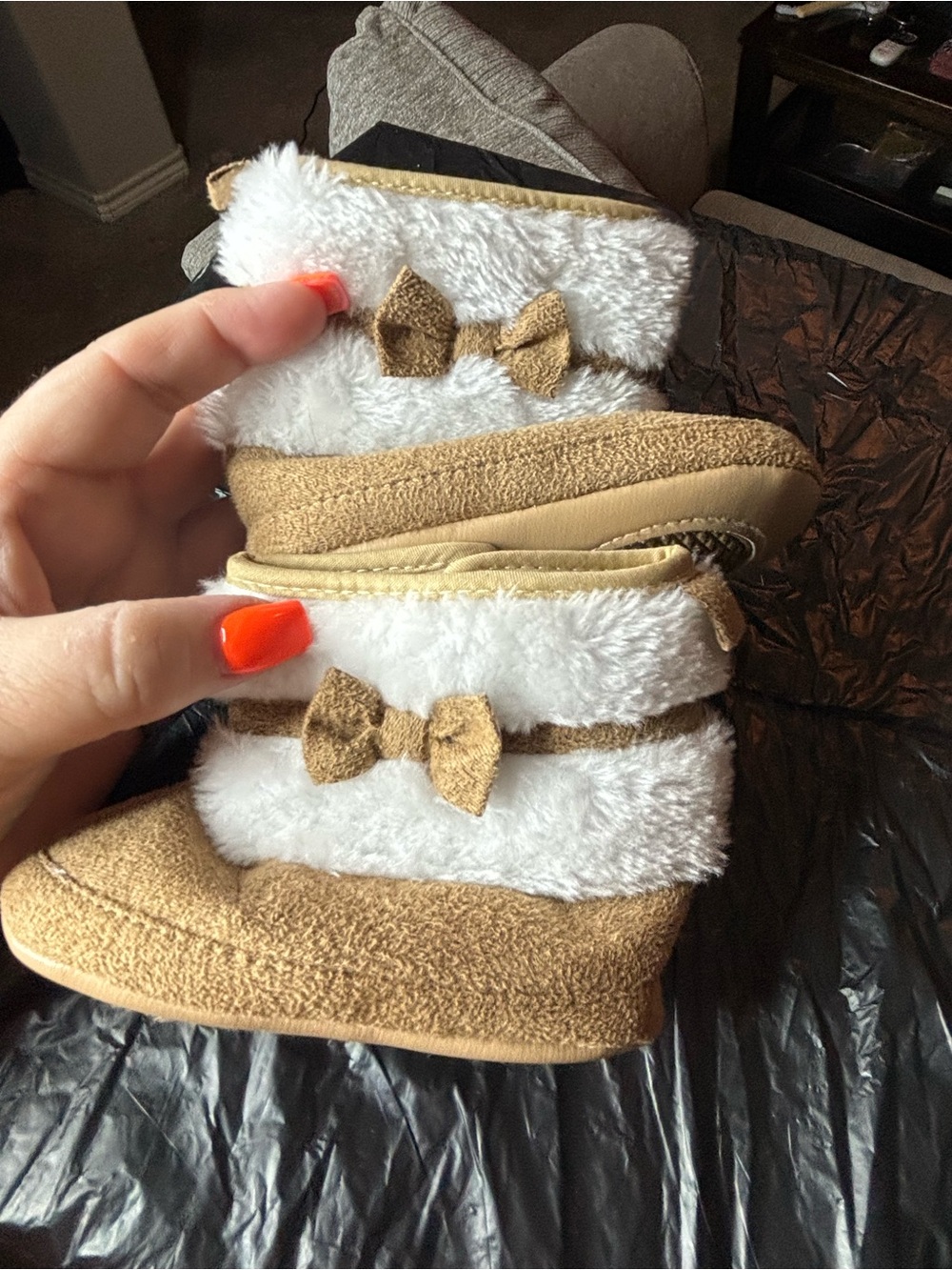 Baby & Walker Cozy Tan and White Faux-Fur Booties Size 6-12M Winter Fall Cozy